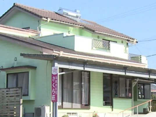 緑色の外観の建物  