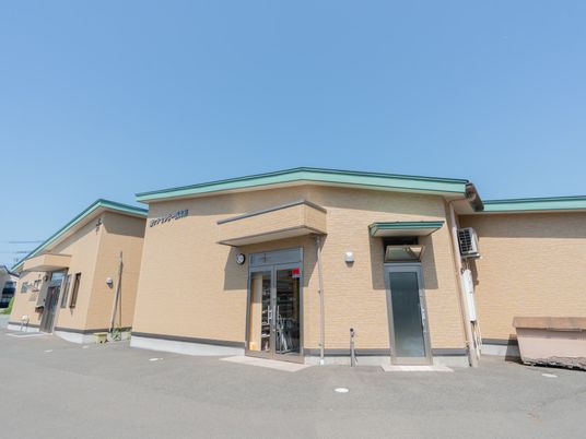 明るい外観の施設