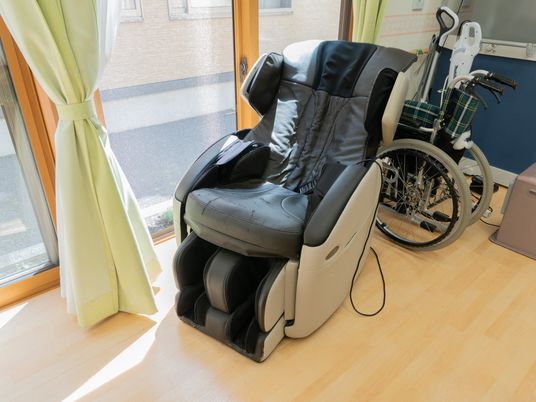 リラックスチェアと車椅子のある部屋