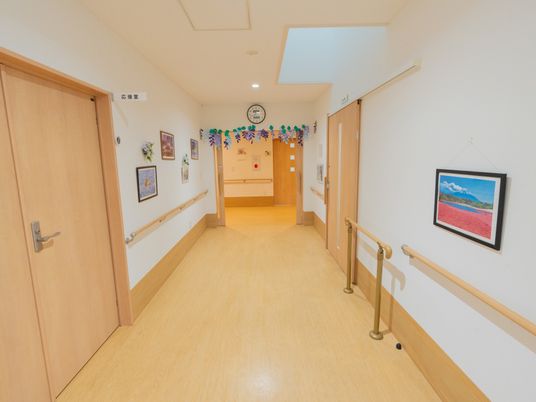明るく開放的な廊下