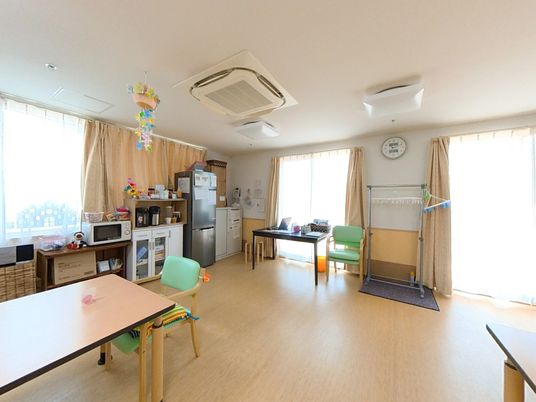 自然光が入る広々とした部屋