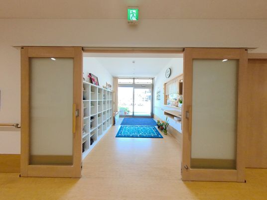 広い出入口が特徴の廊下