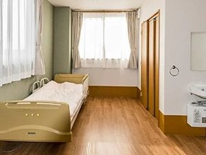 明るい居室のベッド  