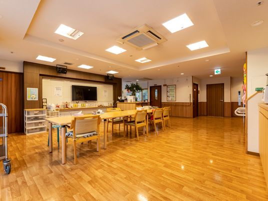 広々とした明るい食堂