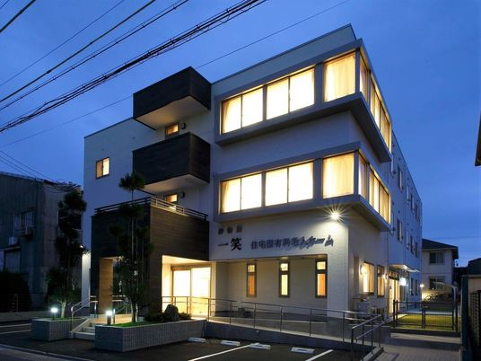 夜景を背にする建物外観