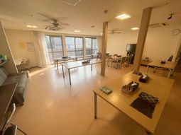 広々とした快適ラウンジ