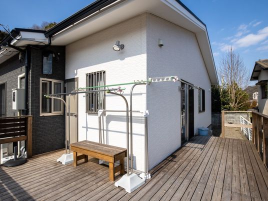 明るい中庭の運動設備