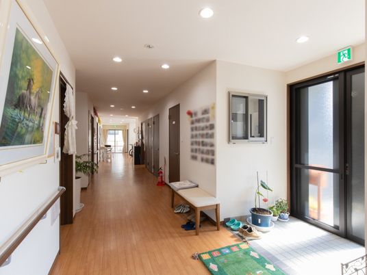 明るい廊下の風景