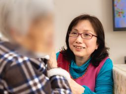 笑顔で会話するスタッフ