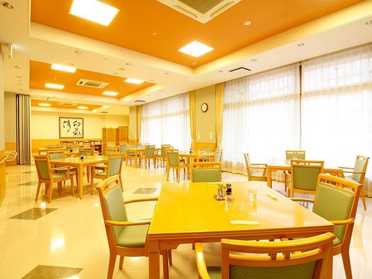 暖色系照明の食堂