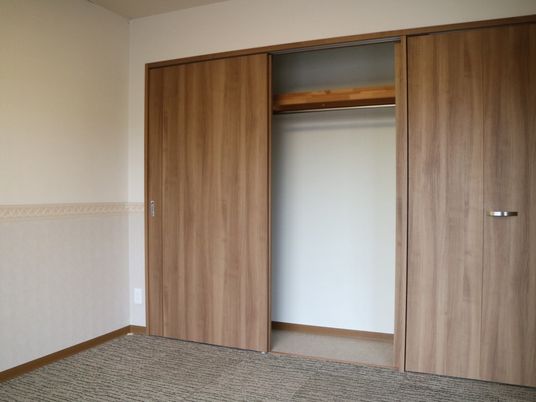 木製のスライドクローゼット