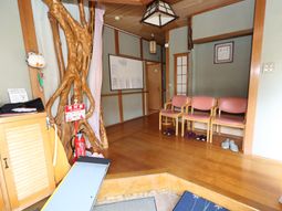 和風ロビーの明るい空間