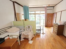 明るい居室の一角