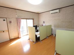 明るい居室の一角