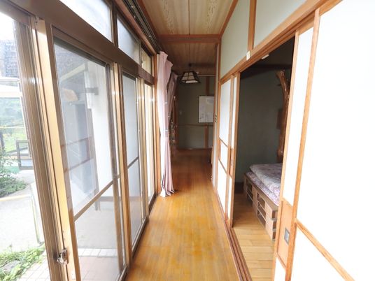 木目調の温かみのある廊下