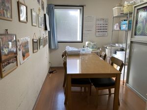 家族の写真が並ぶ部屋