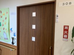 静かな廊下のドア