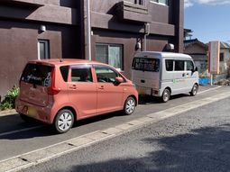 送迎車と建物の外観