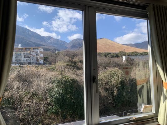 外の景色が見える窓