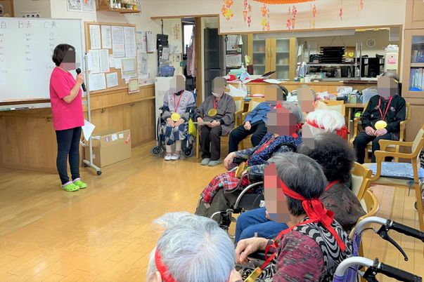 スタッフと入居者の笑顔の多目的室