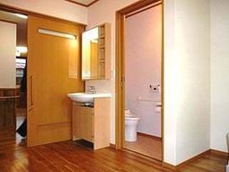 個室の入口と洗面所