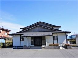 明るい日差しの外観