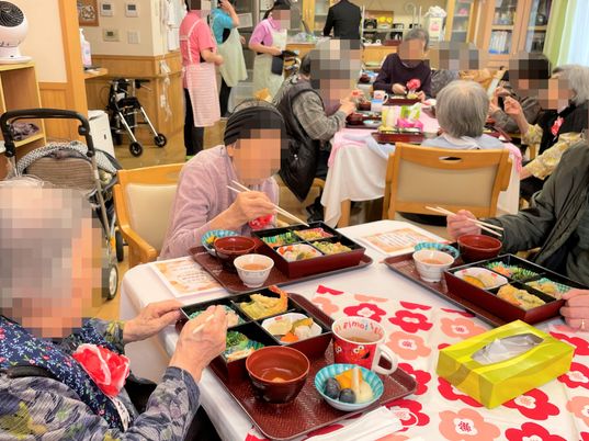スタッフの食事サポート