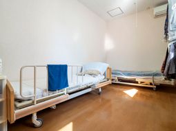 明るい居室のベッド