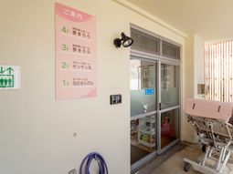 施設入口と掲示案内