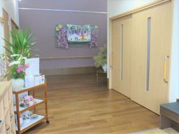 廊下に掛けられた絵画