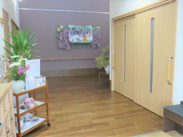 廊下に掛けられた絵画