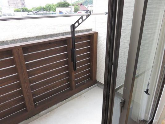 明るい室内のバルコニー