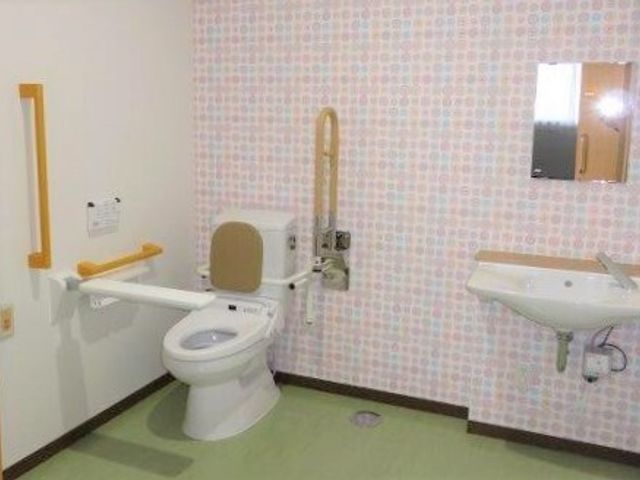 バリアフリー対応の洋式トイレ 共同トイレ（多目的） 利用しやすい工夫がされた清潔な洋式トイレです。手すりが設置され、安心してお使いいただける設計となっています。