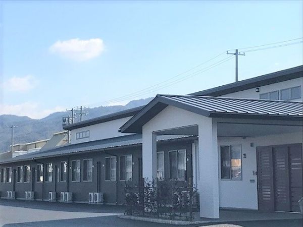 山並みを背にした建物