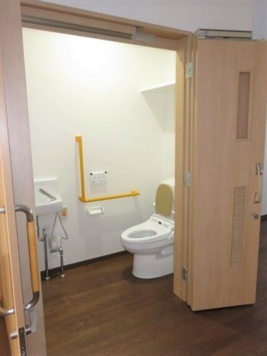 バリアフリー設計のトイレ