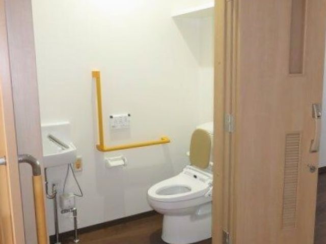 バリアフリー設計のトイレ トイレ 手すりや広々とした空間を備えた快適なトイレです。多様なニーズに応える環境をご覧いただけます。