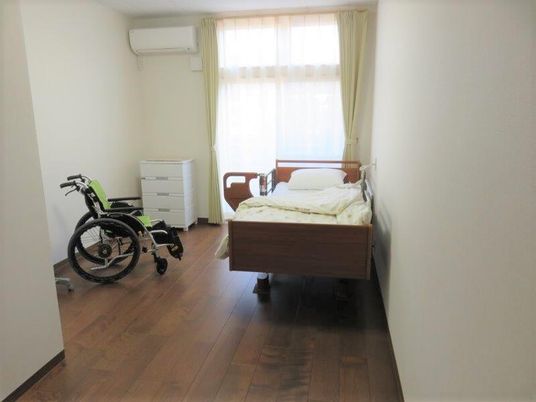 清潔な居室とベッド