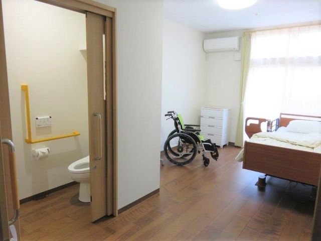 バリアフリーの居室 居室 手元に車椅子がある明るい個室です。手すり付きトイレも完備で、安心して生活いただけます。
