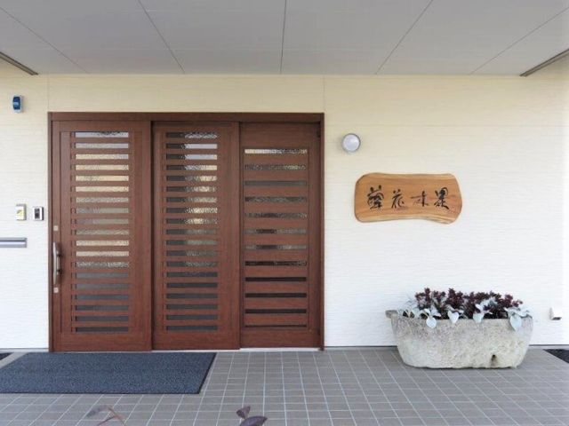 温もりあるエントランス 玄関 落ち着いた木目調のエントランスは、訪れる人に安らぎを与えます。優しい色合いが迎え入れてくれる入り口です。