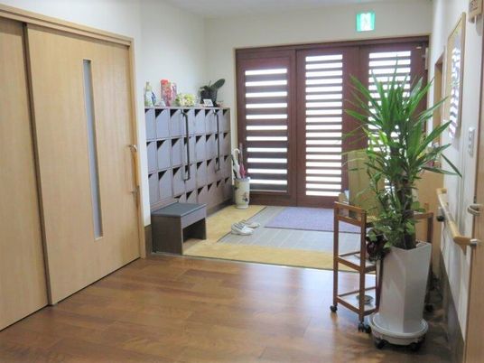 エントランスの明るい通路