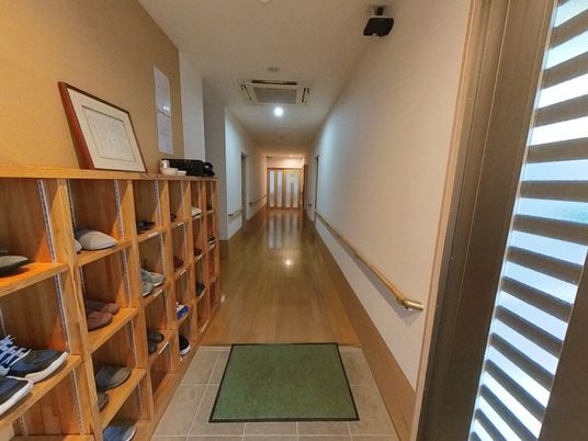 手入れされた廊下の光景