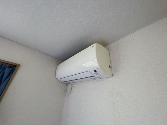 エアコンが取り付けられた部屋