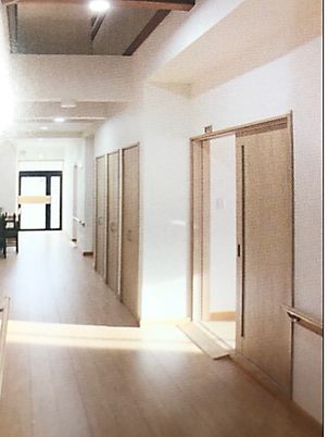 明るく清潔な廊下