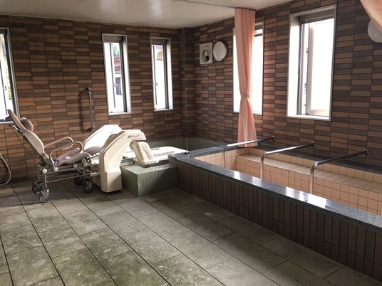 受付で笑顔のスタッフ