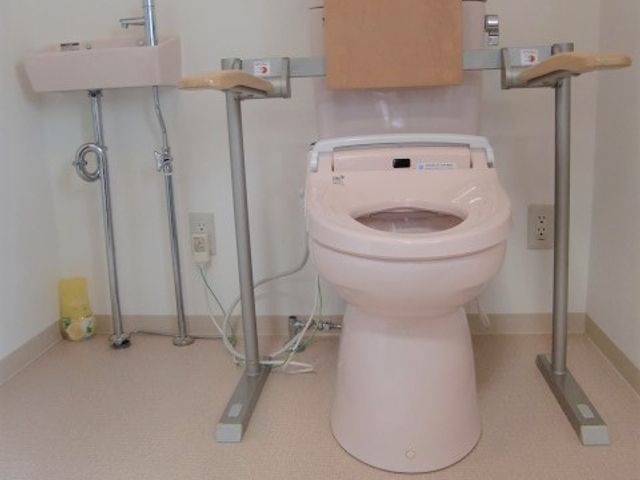 バリアフリートイレ設備 トイレ 安全に配慮された設備が整ったトイレです。援助が必要な方もご安心してご利用いただけます。