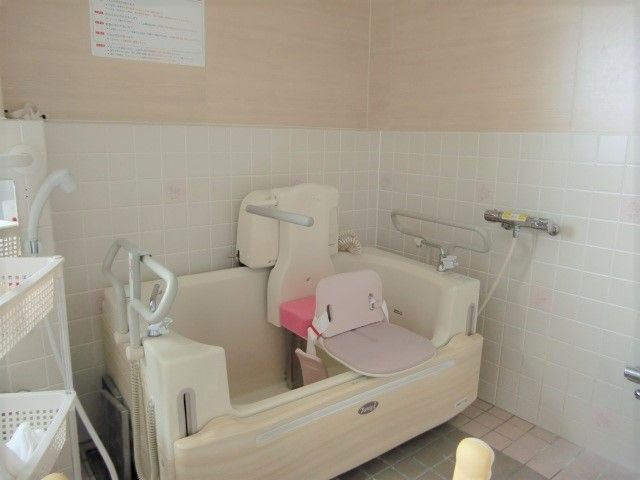 バリアフリー対応の浴室 浴室 安全に配慮された設計で、手すりや座面が利用者の移動をサポートします。清潔感のある空間はゆったりとした入浴タイムに適しています。
