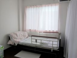 居室のベッドと窓