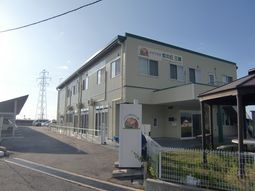 明るく広々とした建物外観
