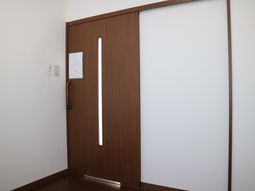 茶色い扉のたたずまい