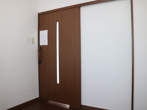茶色い扉のたたずまい
